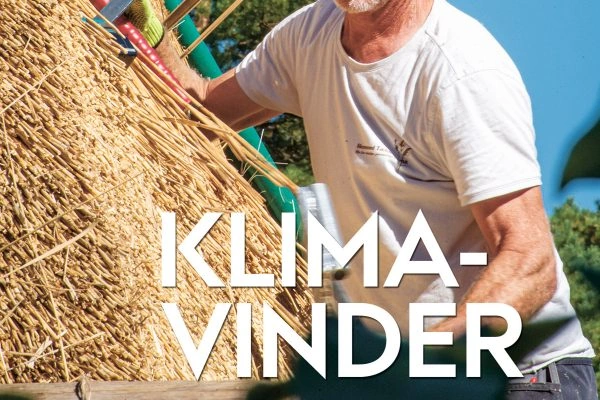 et fotografi af en mand, der trækker hø