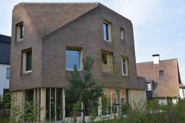 moderne hus med stråtag